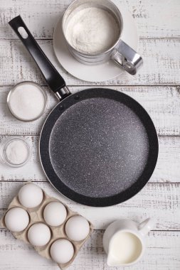 Krep pişiriyorum. Shrovetide (Maslenitsa) - bir blu üzerindeki blini yığını