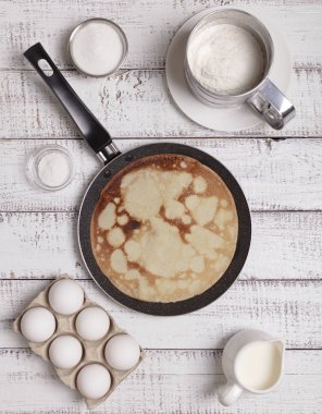 Krep pişiriyorum. Shrovetide (Maslenitsa) - bir blu üzerindeki blini yığını