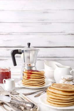 Lezzetli kahvaltı. Çilek lifi ve tereyağı ile Krep. 