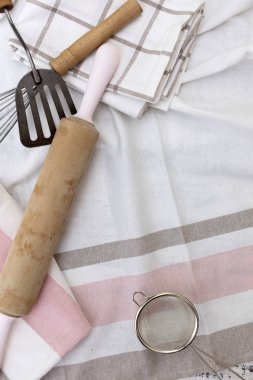 Eski vintage mutfak gereçleri, eski beyaz ahşap üzerinde pamuk bulaşık bezi