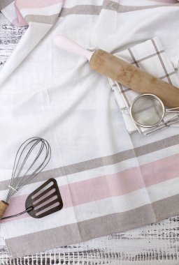 Eski vintage mutfak gereçleri, eski beyaz ahşap üzerinde pamuk bulaşık bezi