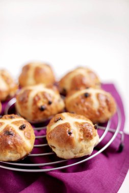 Kurutulmuş meyve içeren çapraz çörekler geleneksel olarak yenir.