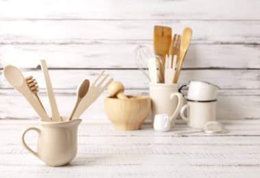 Beyaz ahşap backgroun üzerinde pişirme mutfak ve pişirme ürünleri