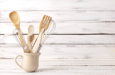 Beyaz ahşap backgroun üzerinde pişirme mutfak ve pişirme ürünleri