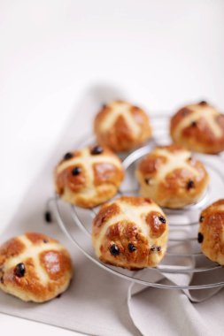 Kurutulmuş meyve içeren çapraz çörekler geleneksel olarak yenir.