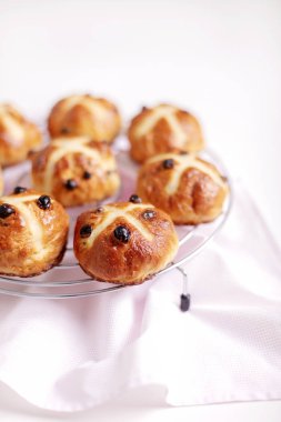 Kurutulmuş meyve içeren çapraz çörekler geleneksel olarak yenir.