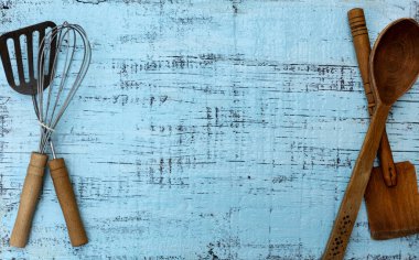 Mavi ahşap arka plan üzerinde Vintage eski mutfak gereçleri. 