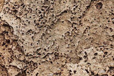 Sahilde farklı dokular - su ve kum, taşlar ve pebler