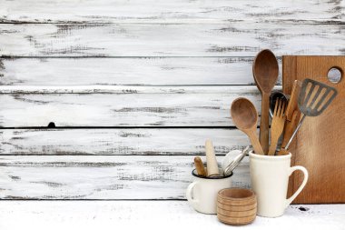Beyaz ahşap arka plan üzerinde Vintage eski pişirme gereçleri. Seçici odaklama.