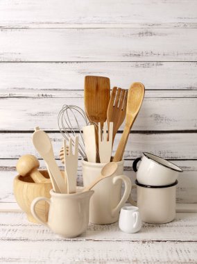 Beyaz ahşap arka plan üzerinde mutfak ve pişirme ürünleri pişirme. Seçici odaklama.