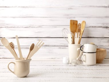 Beyaz ahşap arka plan üzerinde mutfak ve pişirme ürünleri pişirme. Seçici odaklama.