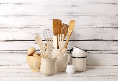 Beyaz ahşap arka plan üzerinde mutfak ve pişirme ürünleri pişirme. Seçici odaklama.