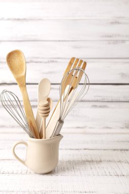 Beyaz ahşap arka plan üzerinde mutfak ve pişirme ürünleri pişirme. Seçici odaklama.