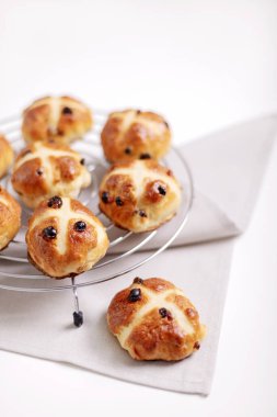 Çörekler bir haç ile işaretlenmiş ve kurutulmuş meyve içeren, geleneksel Lent sırasında yenir. Seçici odaklama.