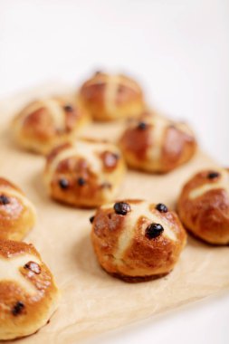 Çörekler bir haç ile işaretlenmiş ve kurutulmuş meyve içeren, geleneksel Lent sırasında yenir. Seçici odaklama.