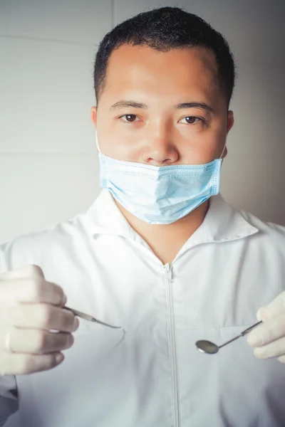 Asiatiska tandläkare läkare innehav instrument. Tandkliniken. Implantatet förfarande — Stockfoto