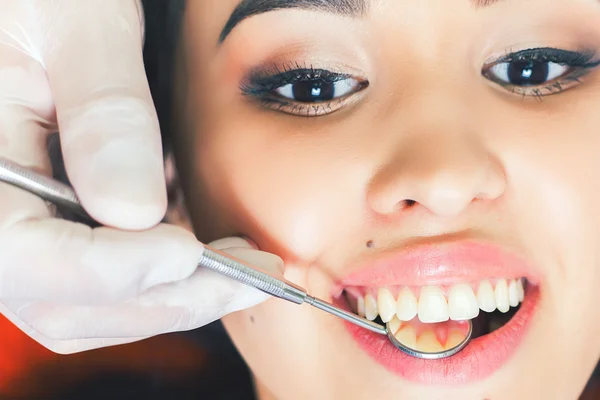 Hermosa mujer asiática sonrisa con dientes sanos blanqueamiento — Foto de Stock