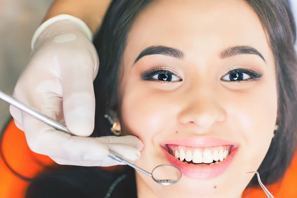 Hermosa mujer asiática sonrisa con dientes sanos blanqueamiento — Foto de Stock