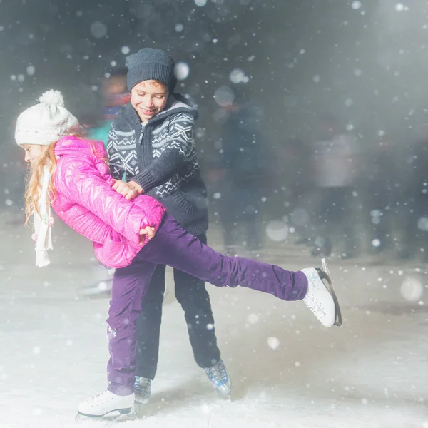 ハッピー子供氷のアイス スケート リンク、屋外フィギュア スケート — ストック写真