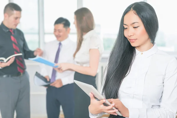 Aziatische zakenvrouw met behulp van tablet Pc. Online bankieren — Stockfoto