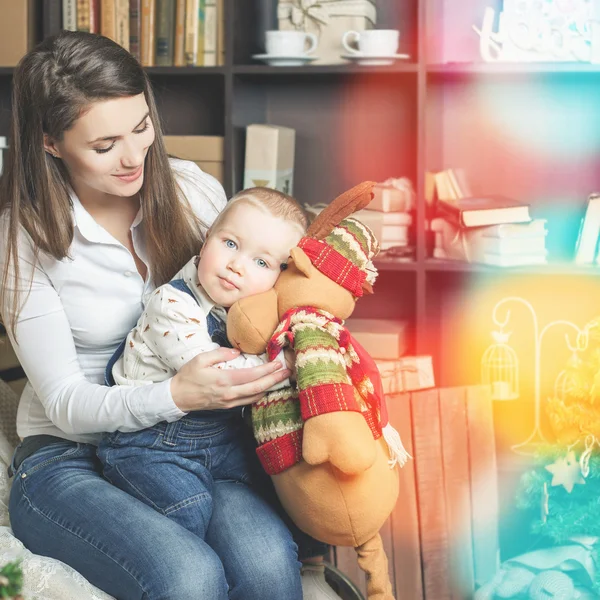 Mãe com bebê segurando brinquedo de alce grande ! — Fotografia de Stock