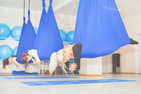 Молоді жінки роблять повітряні вправи з йоги або антигравітаційну йогу — стокове фото