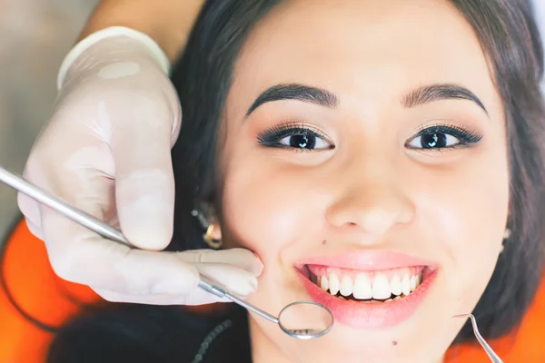 Schöne asiatische Frau Lächeln mit gesunden Zahnaufhellung lizenzfreie Stockfotos