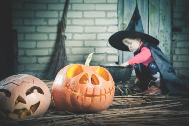 Küçük cadı Cadılar Bayramı gecesi sihirli bir iksir yapma. Korku.