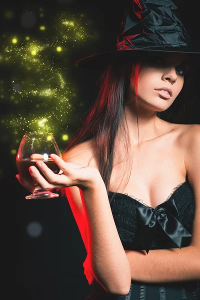 Fiesta de Halloween 2016! Hermosa mujer como bruja sosteniendo cóctel — Foto de Stock