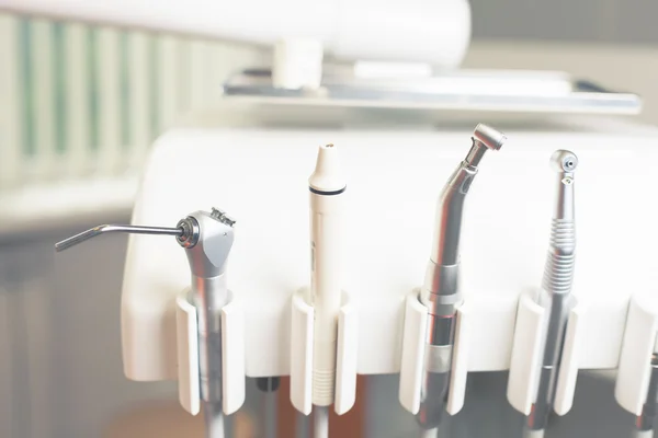 Профессиональное стоматологическое оборудование, набор инструментов. Инструменты — стоковое фото