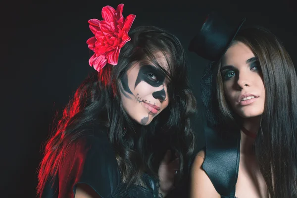 Mujeres atractivas con maquillaje gótico, vampiro, malvado. Godo con cruz —  Fotos de Stock