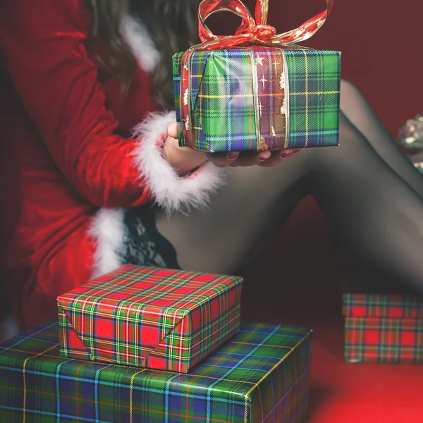 Atractiva sexy bebé sosteniendo caja de regalo, regalo de Navidad —  Fotos de Stock