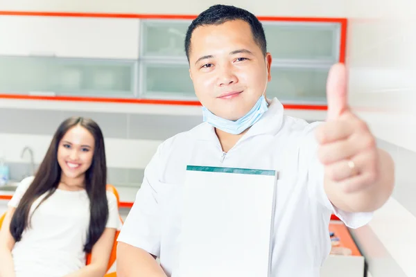 Visite com sucesso o paciente ao médico dentista. Linda mulher asiática — Fotografia de Stock