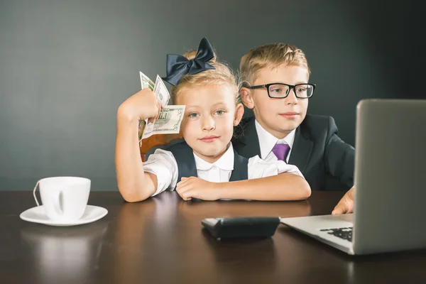 Verksamhet barn, barn som använder laptop. Internetspel — Stockfoto