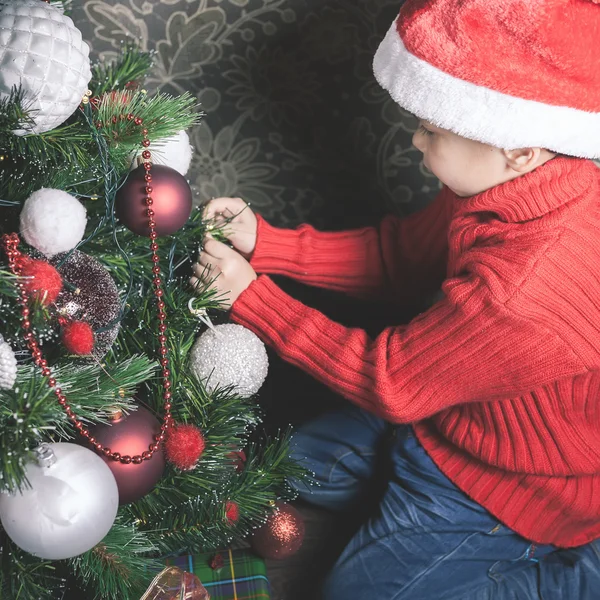 Retrato de asiático menino decoração árvore de Natal, vestido Santa chapéu — Fotografia de Stock