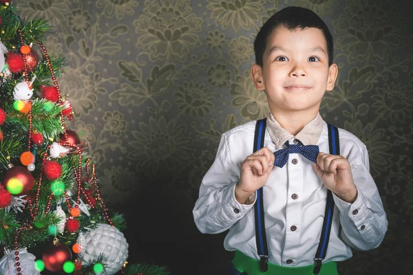 Μικρό αγόρι νεράιδα φυσώντας ντυνω μαγικό, αστρόσκονη στα Χριστούγεννα — Φωτογραφία Αρχείου