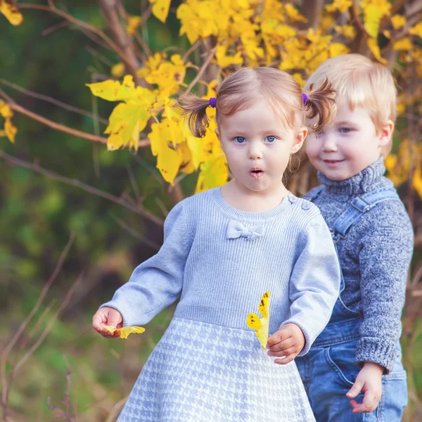 Moda dzieci odkryty w jesienią sezonu. Ma datę — Zdjęcie stockowe