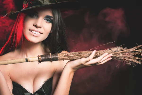 Piękna kobieta jak czarownica. Mody. Kostiumy na Halloween — Zdjęcie stockowe