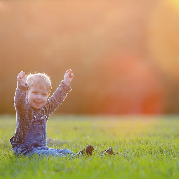Ευτυχισμένο παιδί εκτός σπιτιού, κίτρινο πεδίο ύψωσε τα χέρια του. Φθινόπωρο, φθινόπωρο — Φωτογραφία Αρχείου