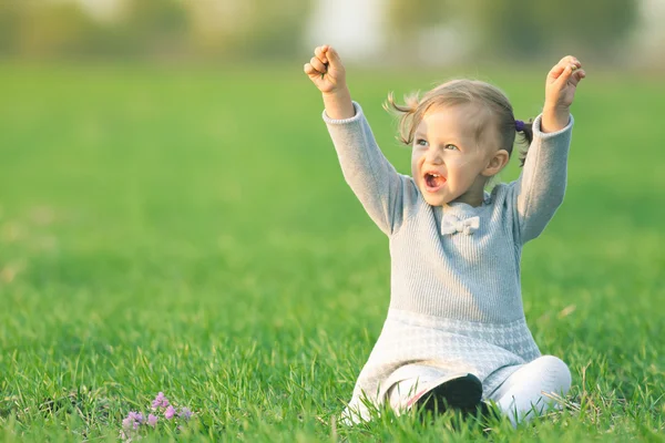 Feliz niño al aire libre, campo amarillo levantó las manos. Otoño, otoño —  Fotos de Stock