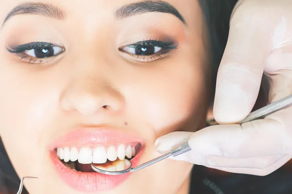 Hermosa mujer asiática sonrisa con dientes sanos blanqueamiento — Foto de Stock