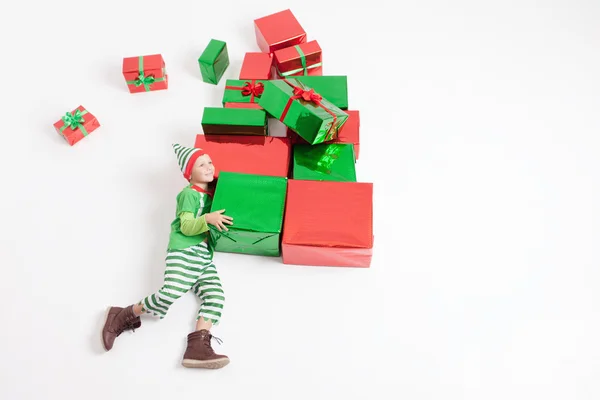 Black Friday, menino vestido traje Elfo segurando muitas caixas de presente . — Fotografia de Stock