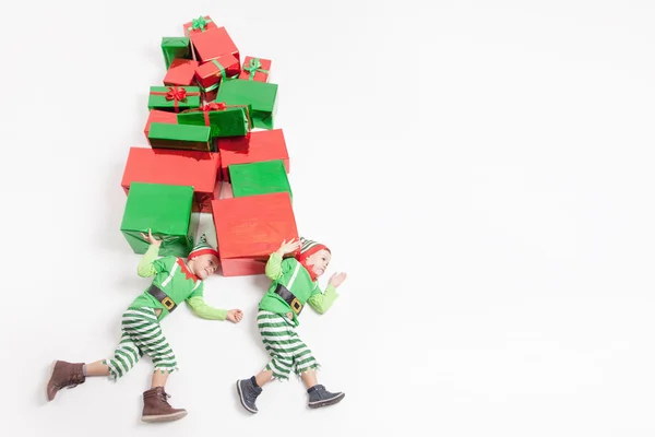 Ragazzi vestiti costumi elfo in possesso di molte scatole regalo. Venerdì nero ! — Foto Stock