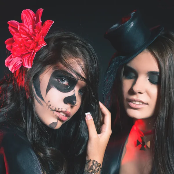 Chicas de moda celebrando Halloween 2016. Disfraces halogenados . —  Fotos de Stock