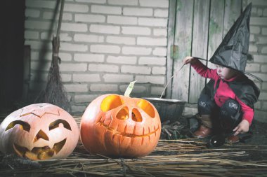 Küçük cadı Cadılar Bayramı gecesi sihirli bir iksir yapma. Korku.