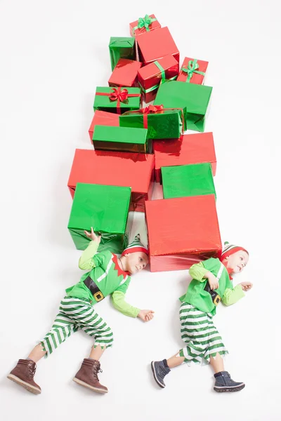 Muchachos vestidos con trajes elfos sosteniendo muchas cajas de regalo. Viernes Negro . —  Fotos de Stock