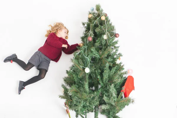 Retrato de menino feliz decorando árvore de Natal, vestido com suéter — Fotografia de Stock