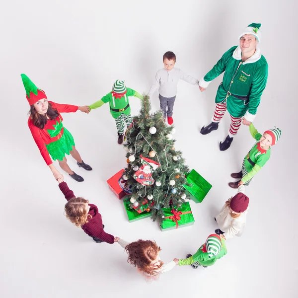 Feliz família celebrando o Natal perto da árvore Cristmas . — Fotografia de Stock