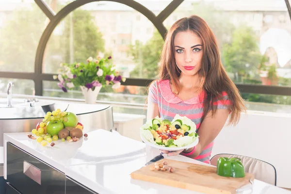 Wanita muda yang menarik memegang salad sayuran segar — Stok Foto