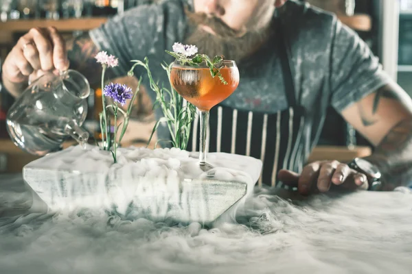 Zbliżenie barman robi koktajl lód pary — Zdjęcie stockowe